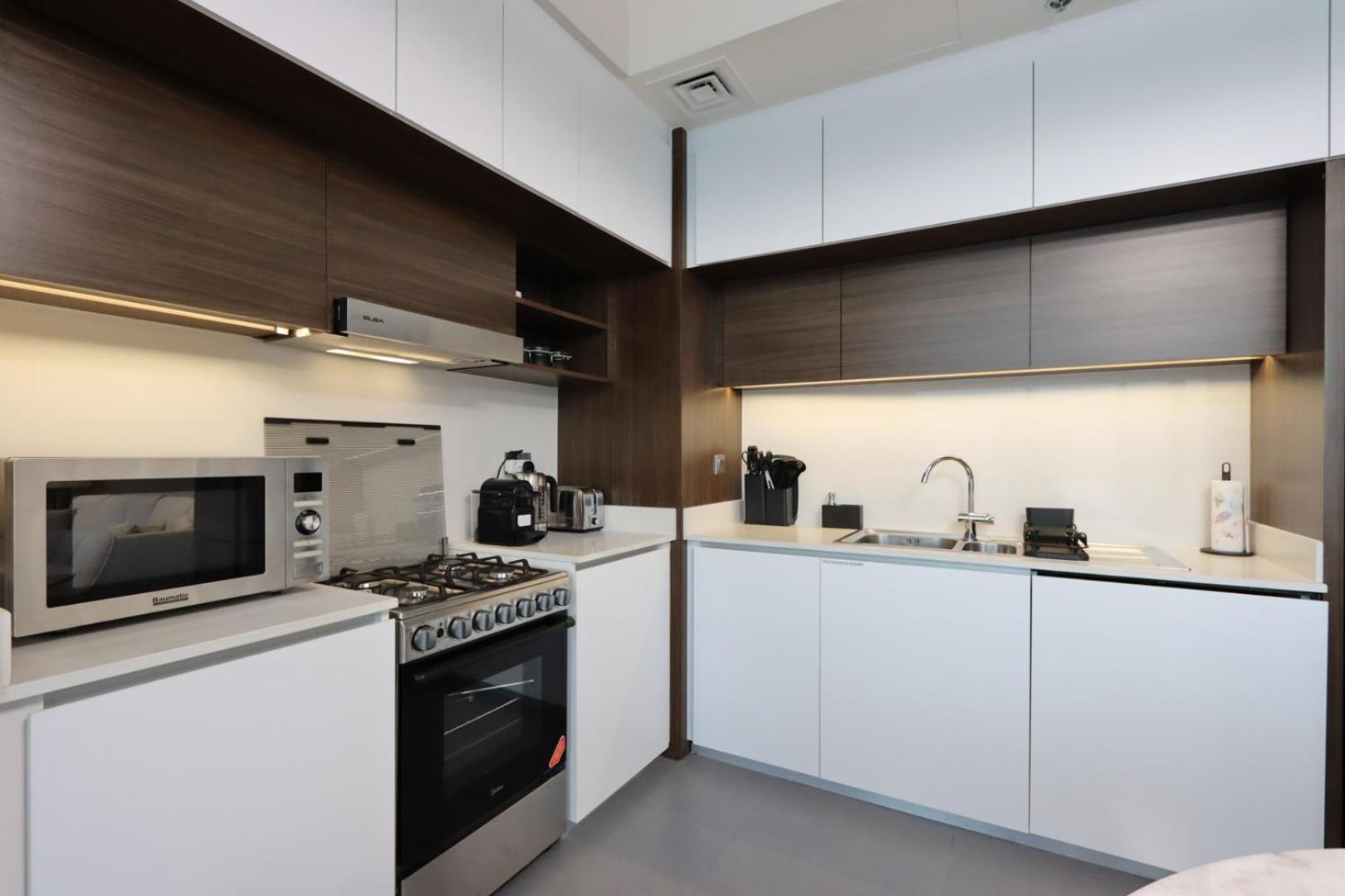 Waterfront 2br With Skyline Views *