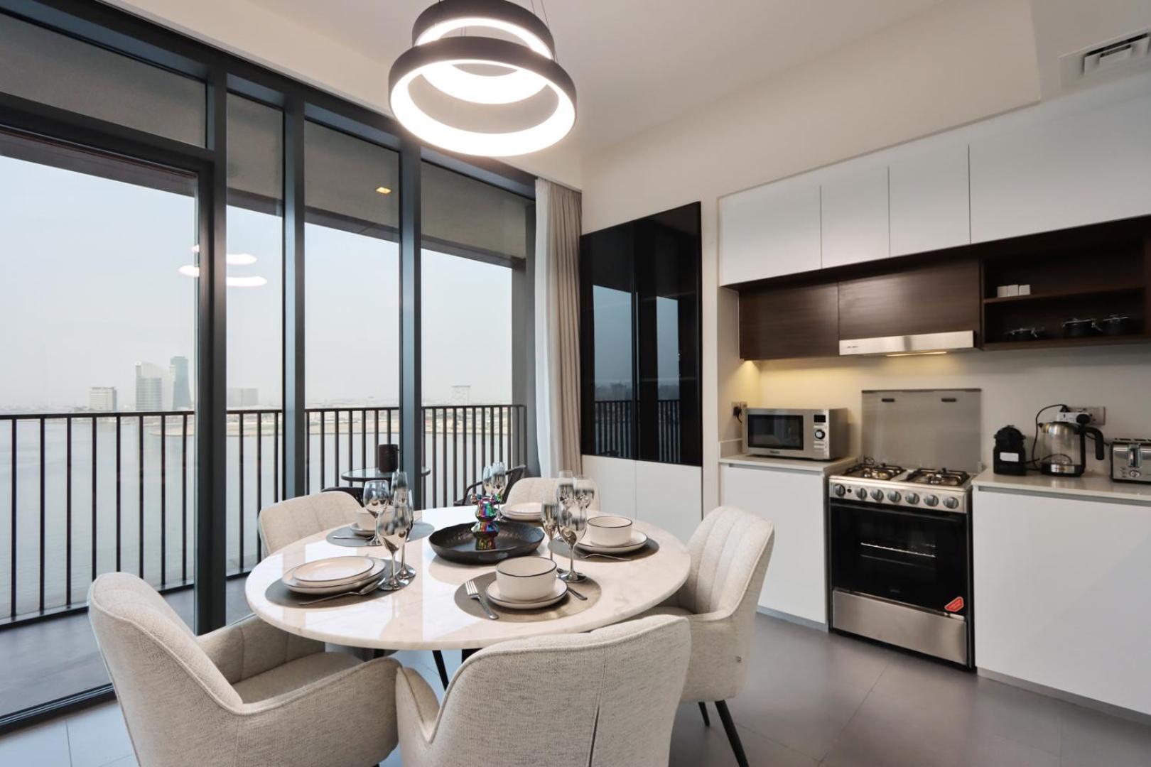 Waterfront 2br With Skyline Views Apartment